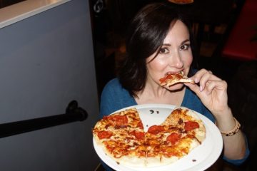 Laura Bilotta hosts Singles Pizza Making Night at Basso Pizzeria