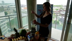 jenn makes fruit smoothies
